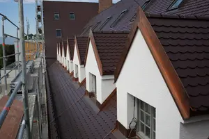 Dachseite mit Fenstern und Gerüst