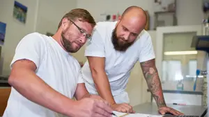 Deux collaborateurs du service de développement examinent un rapport de laboratoire