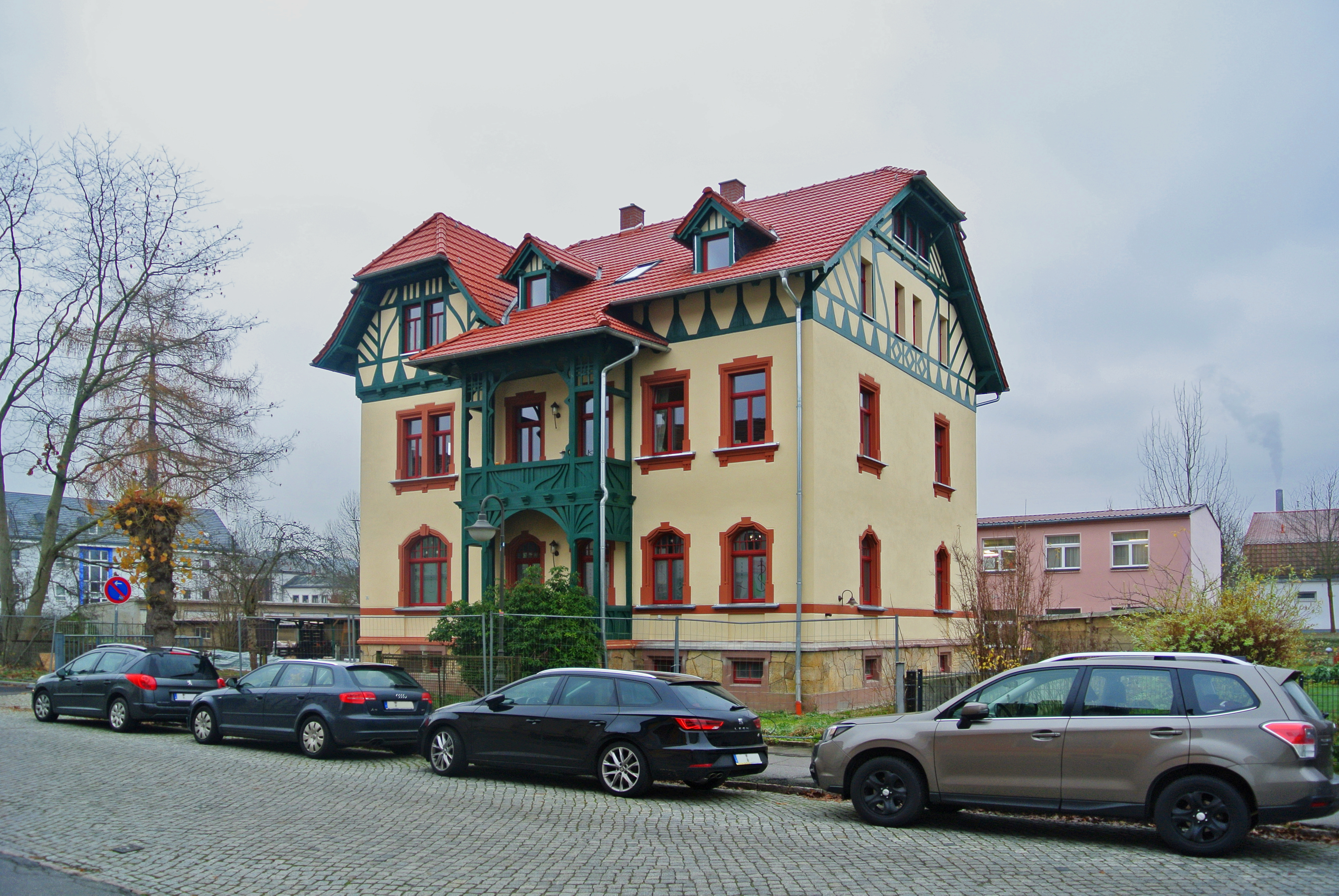 Perspektive auf die Villa von der Straßenseite