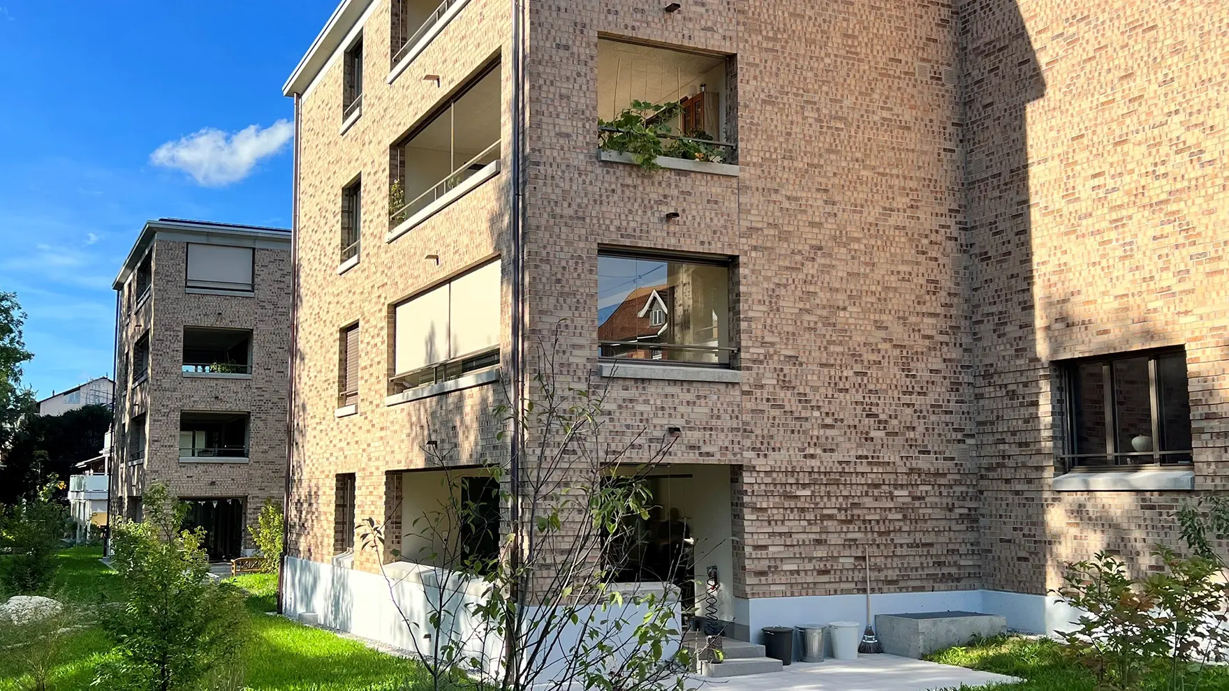 Immeuble collectif avec maçonnerie apparente et réalisé avec le mortier pour mur apparent Fixit