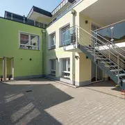 Ansicht der Außenfassade von Medi Care in Heyerode mit Fokus auf den Treppenhausbereich