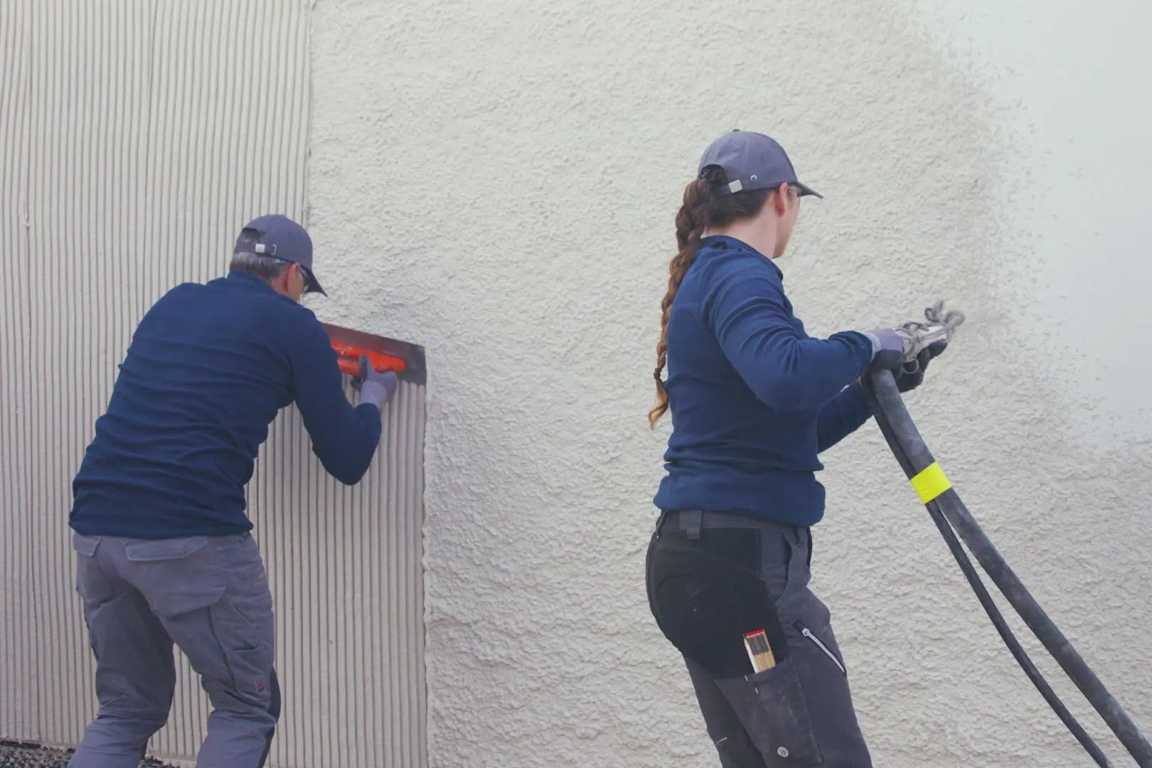 Aufbau einer mehrlagigen Fassadendämmung mit Dämmputz für optimale Wärmedämmung