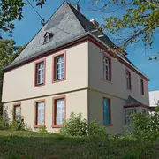 Renoviertes Pfarrhaus in Ingelheim, Blick von der linken Hausecke