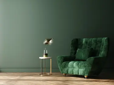 Grüner Wand mit Sessel im Vordergrund 