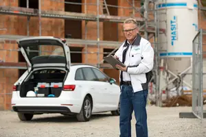 Außendienstmitarbeiter auf einer Baustelle