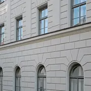 Perspektive auf die Seitenansicht der Außenfassade eines Wohnhauses in München