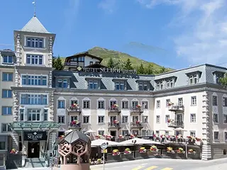 Hôtel de campagne historique par temps ensoleillé avec terrasse extérieure et crépi extérieur rose clair