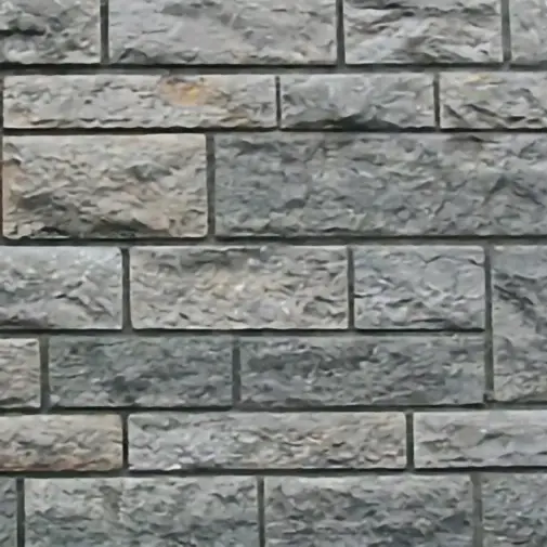 Gros plan sur des pierres naturelles gris clair de différents formats assemblées