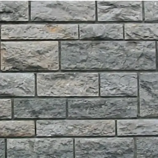 Detailaufnahme von hellgrauen Natursteinen in verschiedenen Formaten im Verbund