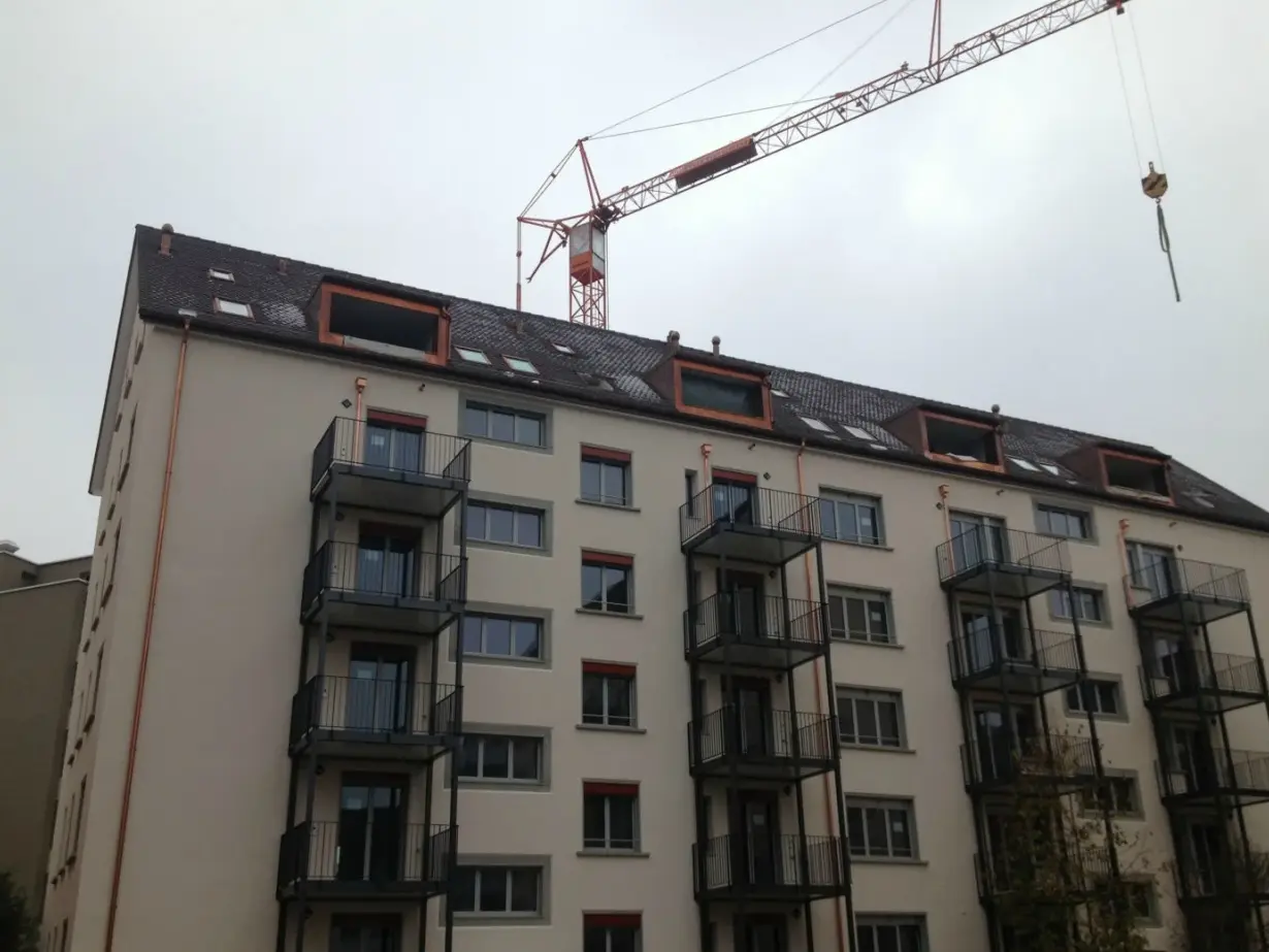 Aussenansicht des mehrstöcikigen Gebäudes nach der Sanierung mit Fixit 222 Aerogel und den neuen Balkonen und Kupferregenrohren