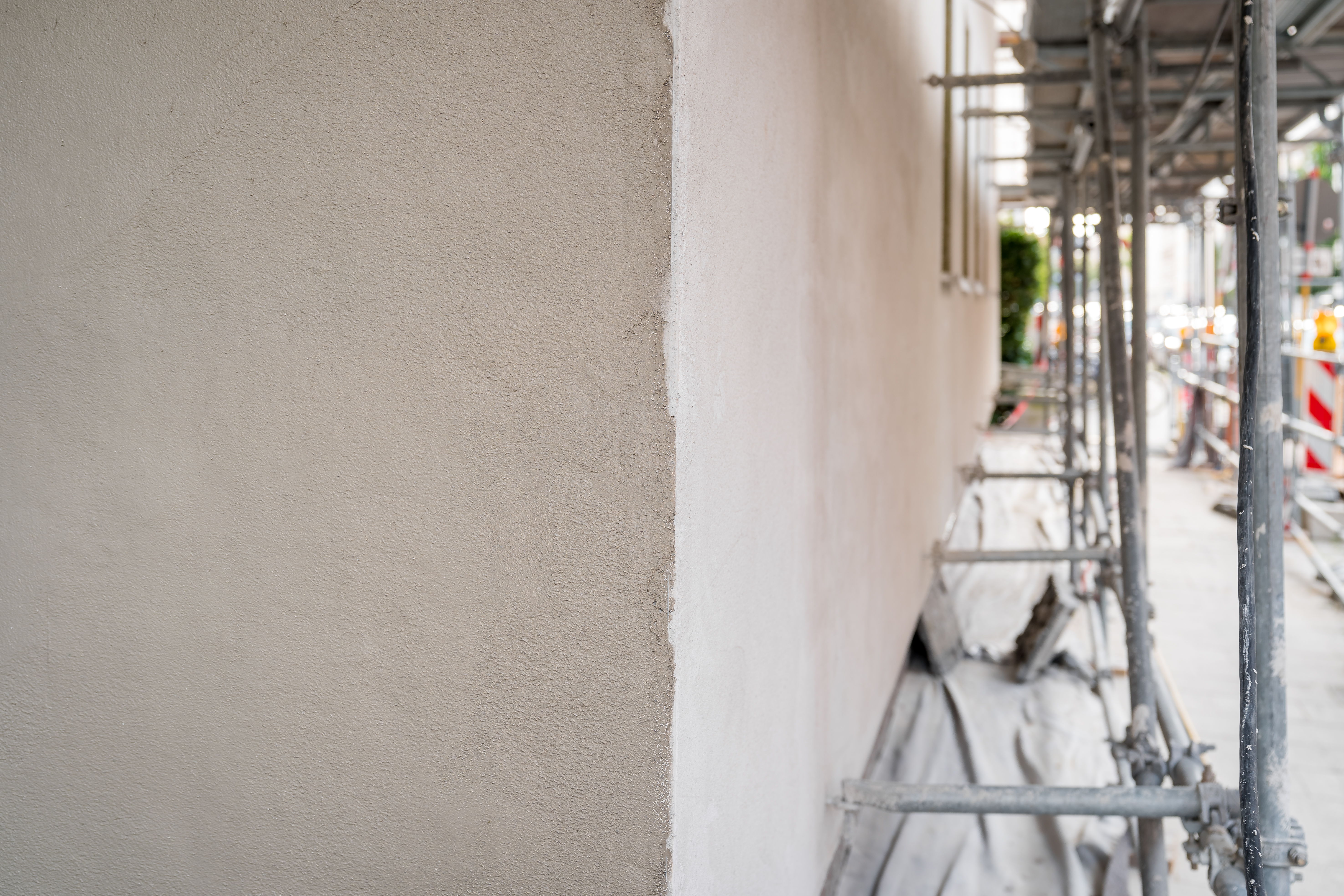 Detailansicht einer Außenfassade auf einer Baustelle.