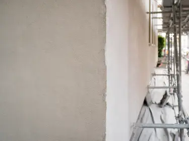 Detailansicht einer Außenfassade auf einer Baustelle.