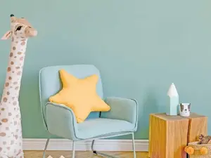Wand mit türkisfarbenem Innenanstrich in einem Kinderzimmer
