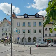 Perspektive auf die Außenfassade einer Stadtvilla in Bad Tölz von der Straßenseite aus