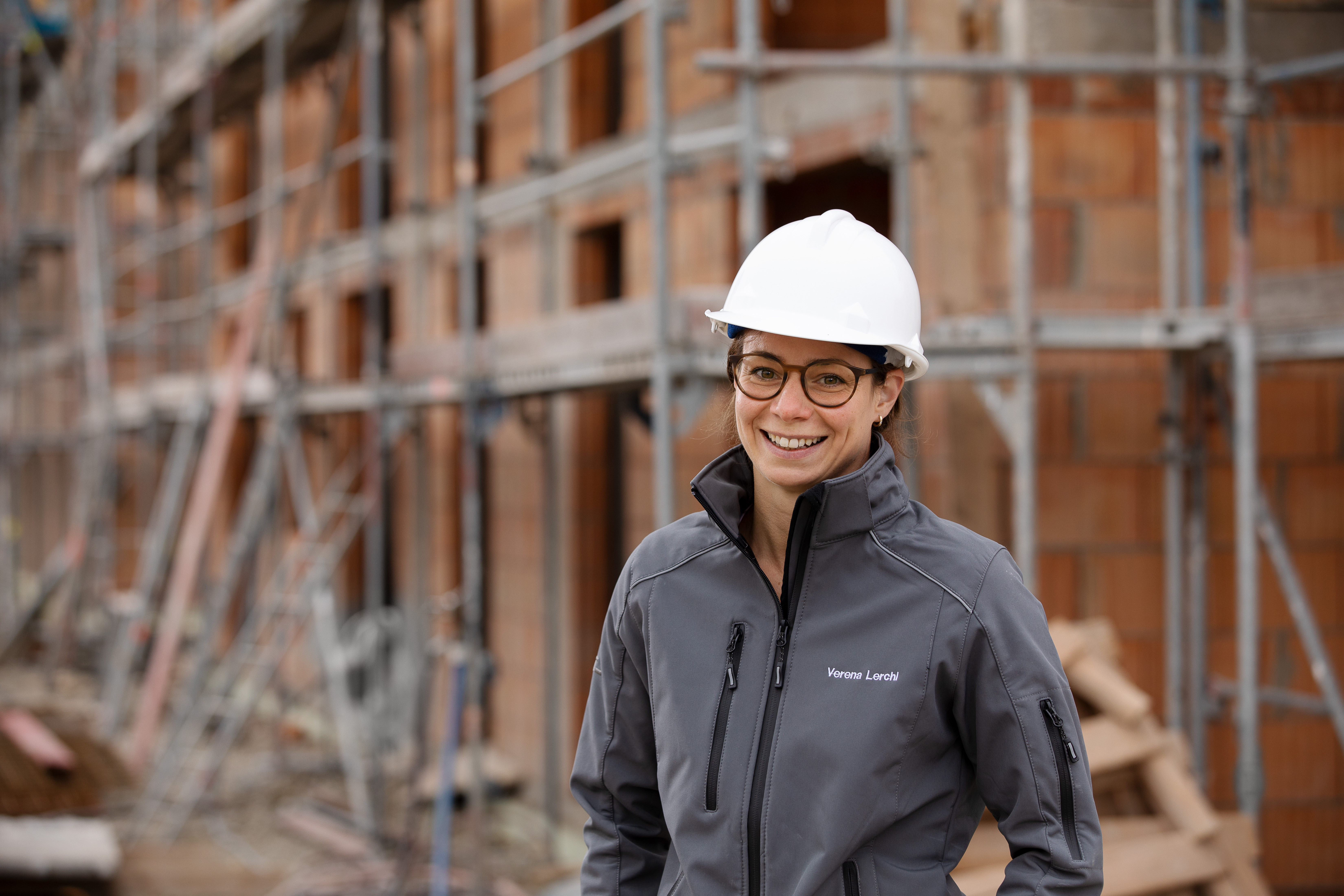 Bauarbeiterin auf einer Baustelle.