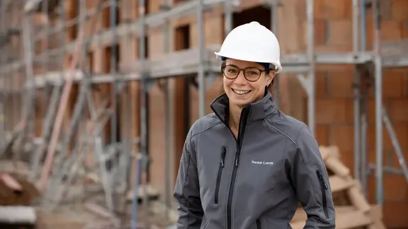 Bauarbeiterin auf einer Baustelle.