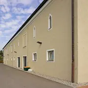 Ansicht des Gebäudes von der Straße aus.