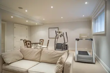 Moderner Fitnessraum mit kleinem Sofa