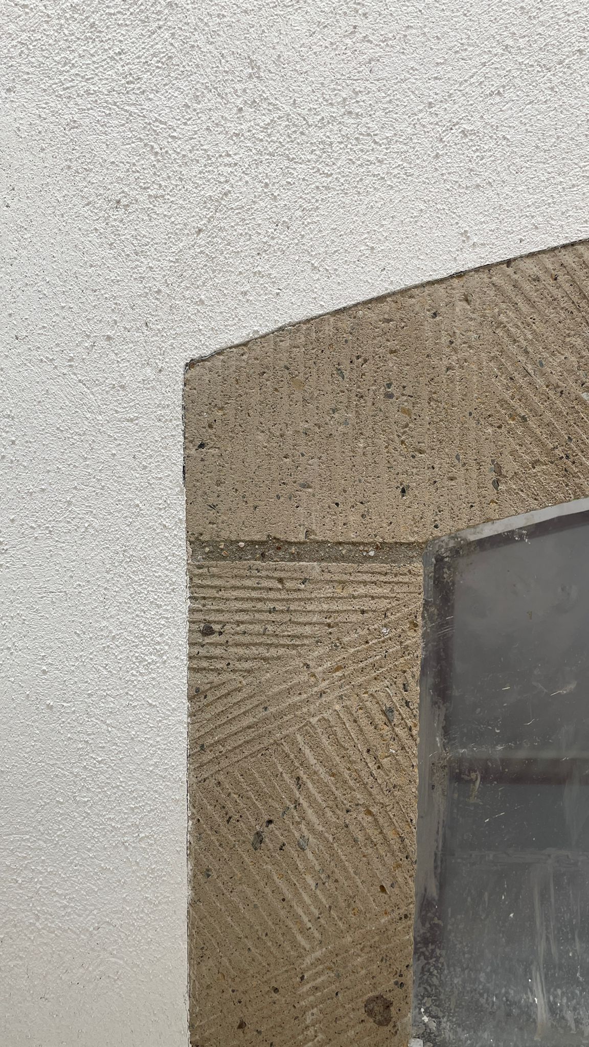 Der Spalt zwischen den historischen Fensterfassungen und den neu positionierten Natursteingewänden wurde mit Dämmputz aufgefüllt, um Wärmebrücken zu vermeiden. 