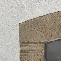 Der Spalt zwischen den historischen Fensterfassungen und den neu positionierten Natursteingewänden wurde mit Dämmputz aufgefüllt, um Wärmebrücken zu vermeiden. 