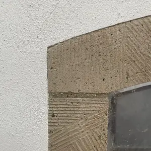 Der Spalt zwischen den historischen Fensterfassungen und den neu positionierten Natursteingewänden wurde mit Dämmputz aufgefüllt, um Wärmebrücken zu vermeiden. 