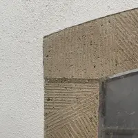 Der Spalt zwischen den historischen Fensterfassungen und den neu positionierten Natursteingewänden wurde mit Dämmputz aufgefüllt, um Wärmebrücken zu vermeiden. 