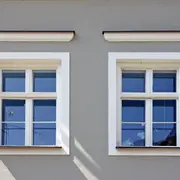 Blick auf die Fenster des Domherrenhauses in Freising