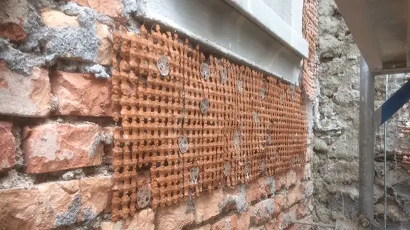 Ziegelrabitz an einer Ziegelmauerwand unter einer Fensterbank auf dem Mauerwerk montiert