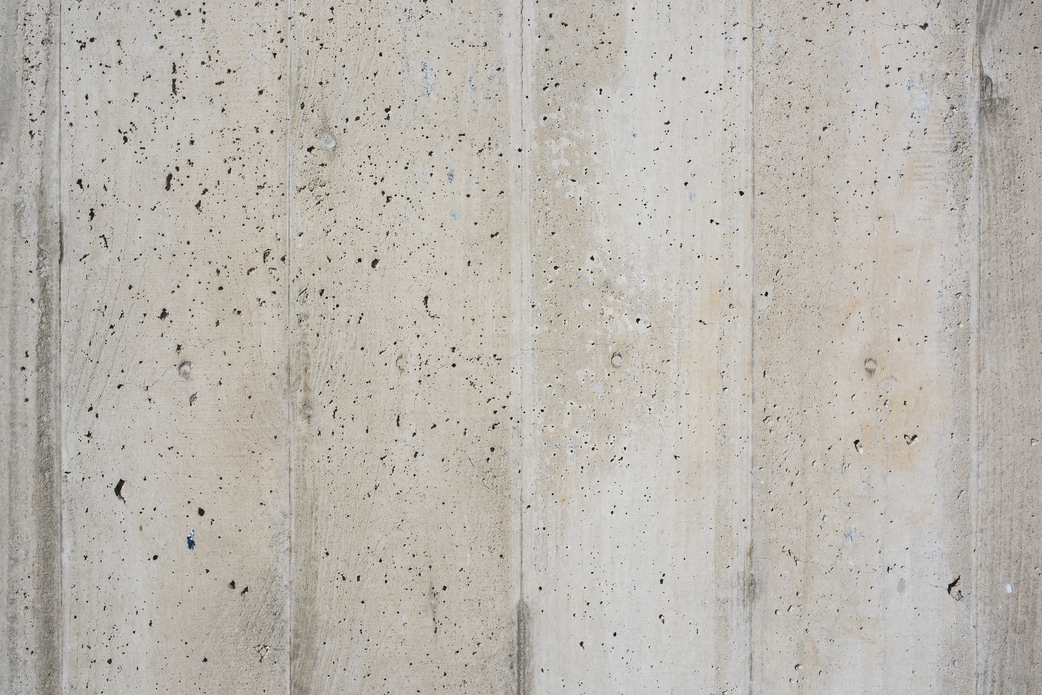 Die Struktur einer Betonwand zeichnet sich durch ihre raue, industrielle Oberfläche aus