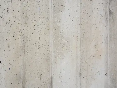 Die Struktur einer Betonwand zeichnet sich durch ihre raue, industrielle Oberfläche aus