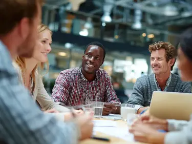 Mehrere Mitarbeitende bei einem Meeting