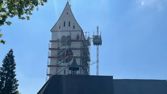 Clocher échafaudé à Wängi TG avant le début des travaux de rénovation