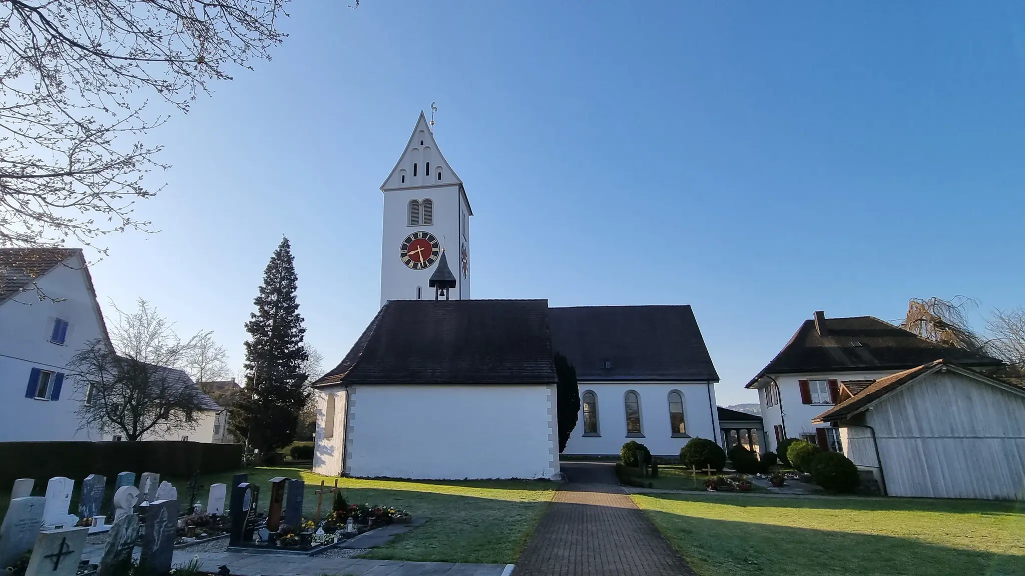 Vue générale de l'église paroissiale de Wängi TG du côté du cimetière, avec le clocher à gauche.
