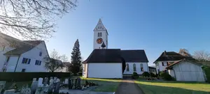 Gesamtansicht der Pfarrkirche in Wängi TG von Seiten des Friedhofs mit dem Kirchturm links