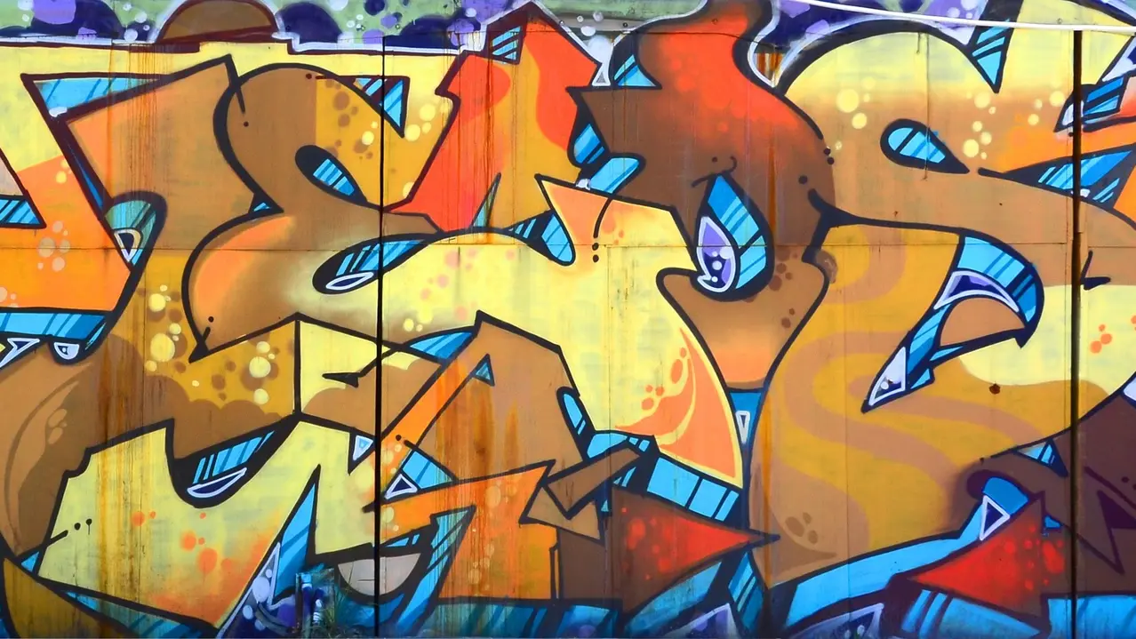 Mit Graffiti beschmierte Wand? Wir bieten die passende Lösung zur Graffitientfernung