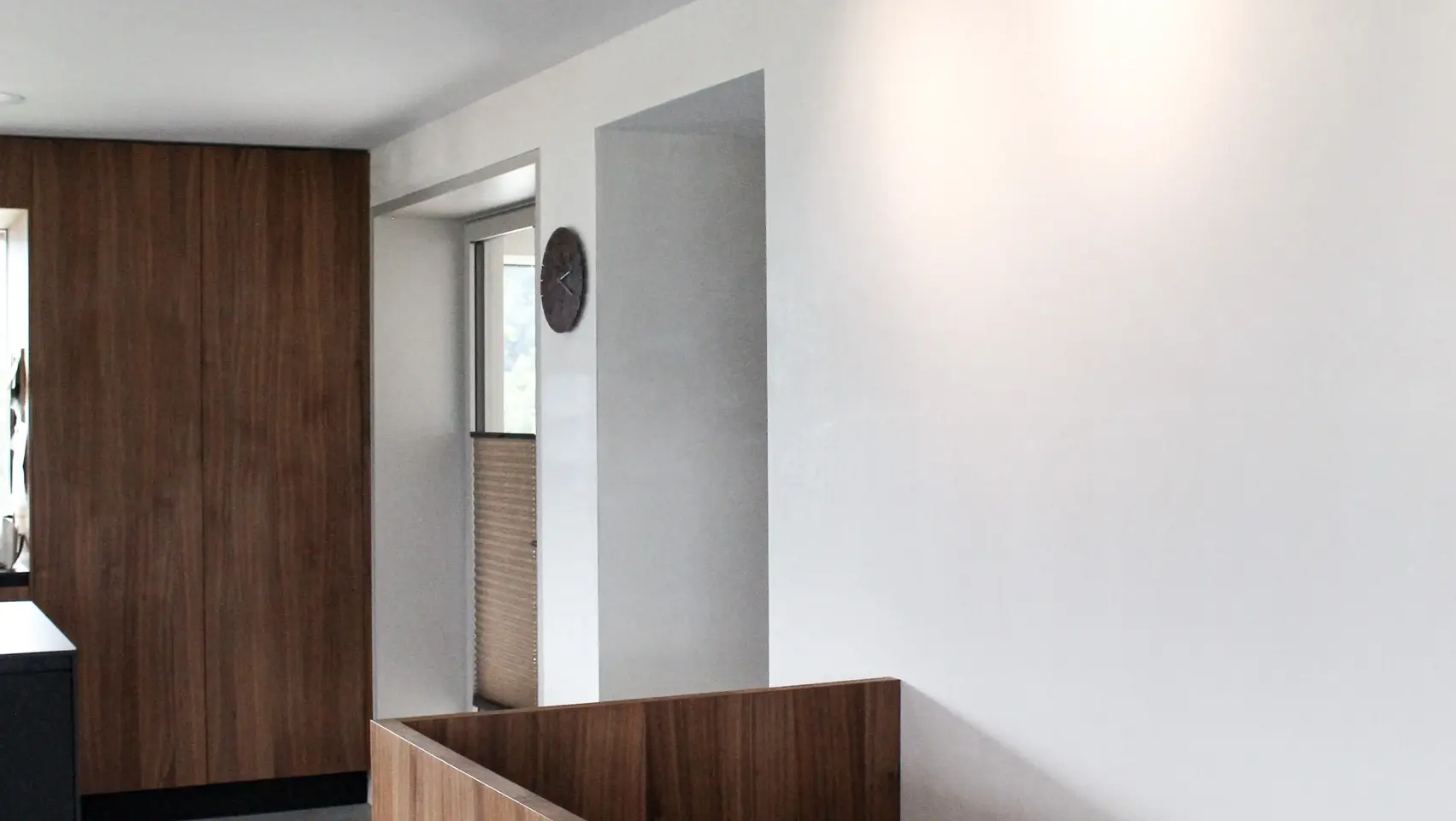 Moderner Innenraum mit schönem Weissputz an Wänden und Decke im Kontrast zum dunklen Holz