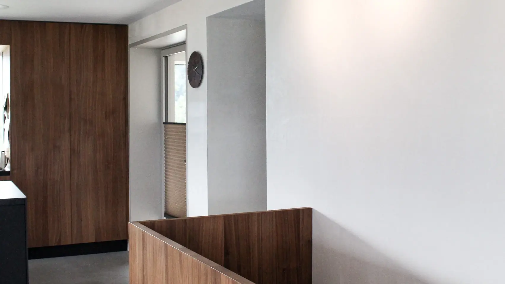 Intérieur moderne avec un beau crépi blanc sur les murs et le plafond contrastant avec le bois foncé