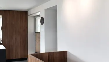 Moderner Innenraum mit schönem Weissputz an Wänden und Decke im Kontrast zum dunklen Holz