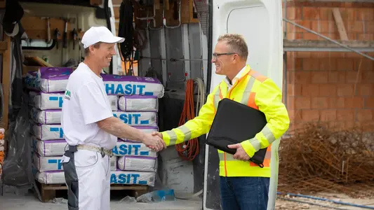 Bauarbeiter und Objektmanager auf einer Baustelle