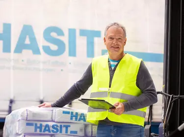  Ein Mitarbeiter steht vor einer Palette mit Hasit-Produktsäcken