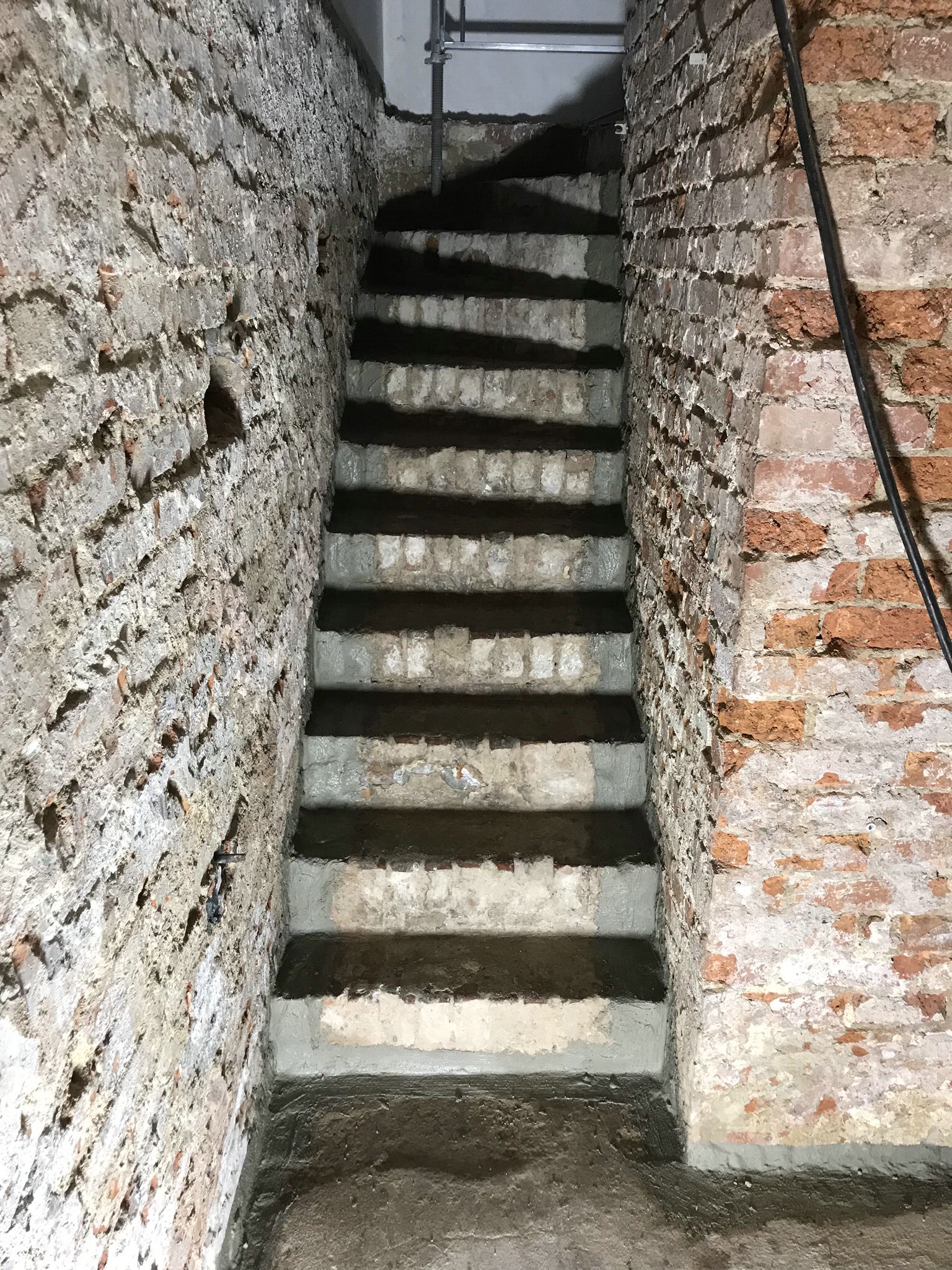 Kellertreppe vor der Sanierung