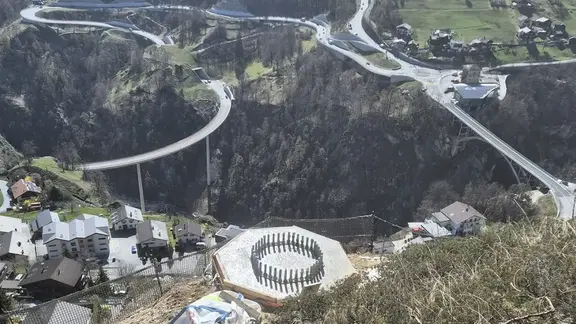Vogelperspektive auf ein Fundament für einen Hochspannungsmast in Stalden im Hintergrund zwei Brücken
