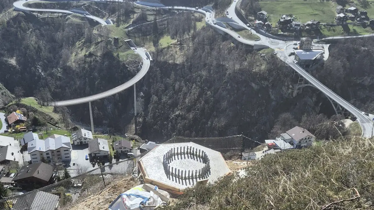 Vogelperspektive auf ein Fundament für einen Hochspannungsmast in Stalden im Hintergrund zwei Brücken