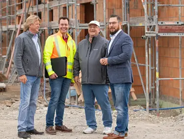 Außendienstmitarbeiter bei einem Kundengespräch auf einer Baustelle