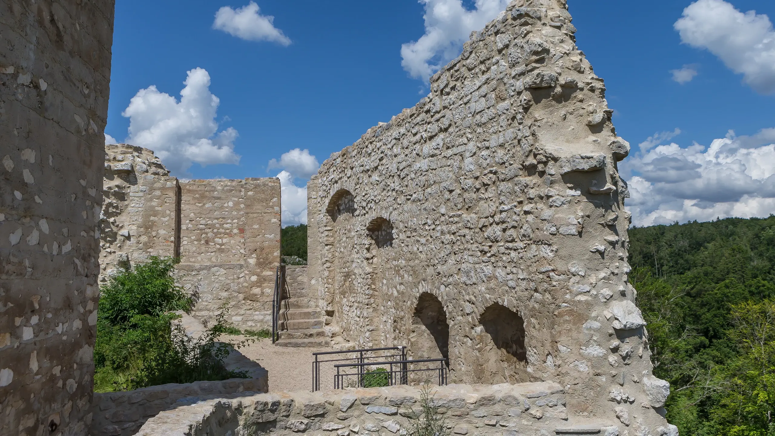 Sanierte Natursteinmauern der Burgruine Blaubeuren mit Hilfe unserer Mörtelprodukte