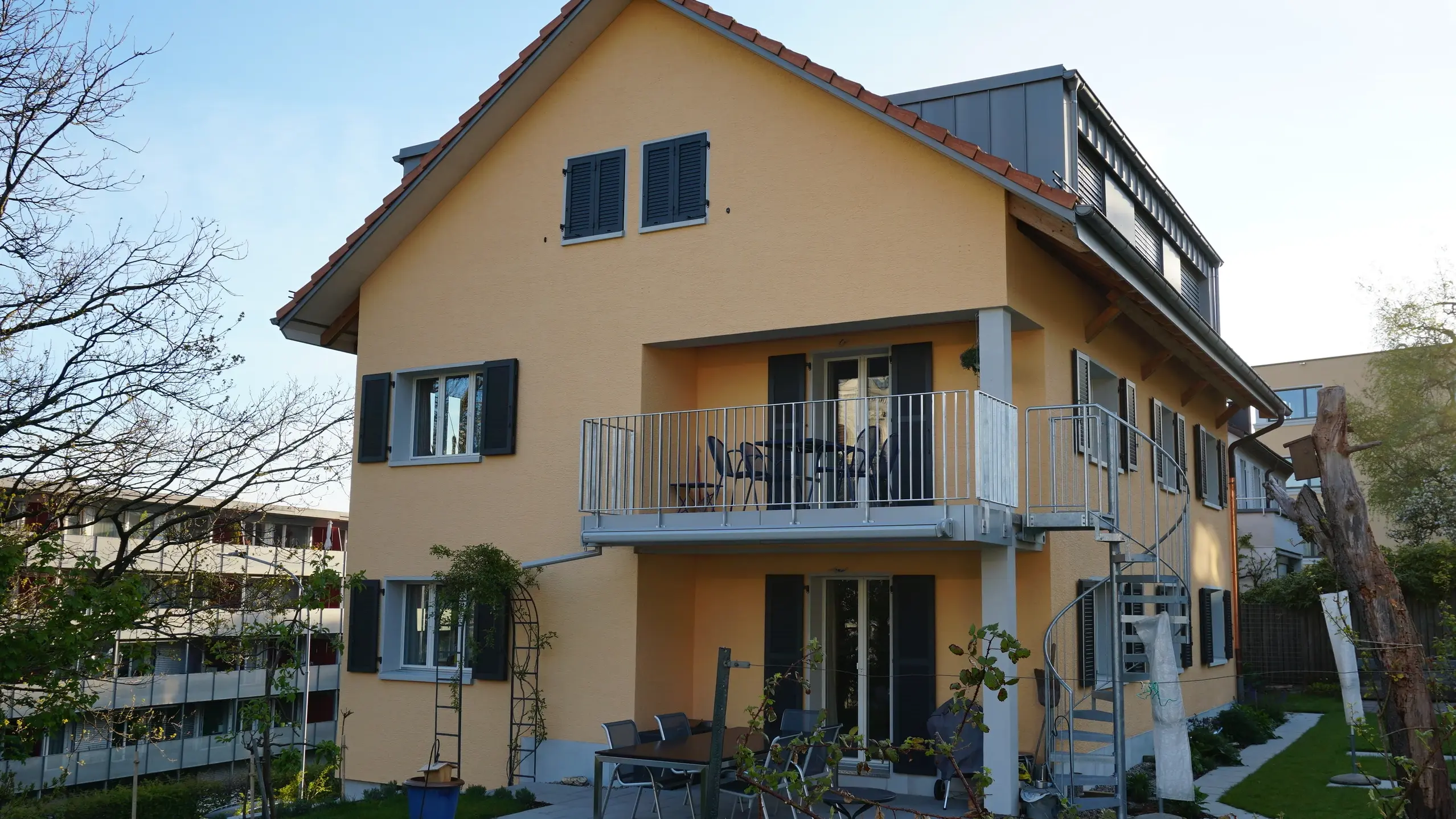 Facciata esterna intonacata di colore arancione ristrutturata con intonaco isolante ad alte prestazioni Fixit 222 Aerogel