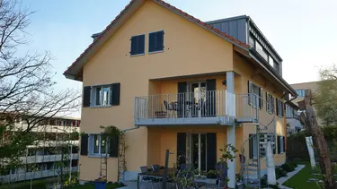 Orange verputzte Aussenfassade mit Fixit 222 Aerogel Hochleistungsdämmputz saniert