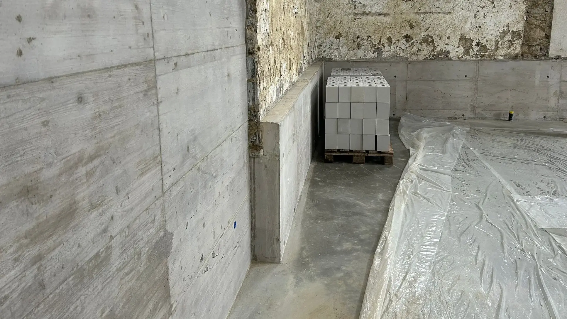 Detailaufnahme einer Ecke des Innenraums der neu erstellten Unterfangungen ohne Schalung 