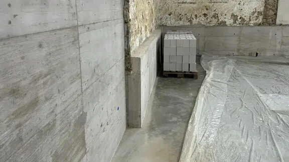 Detailaufnahme einer Ecke des Innenraums der neu erstellten Unterfangungen ohne Schalung 