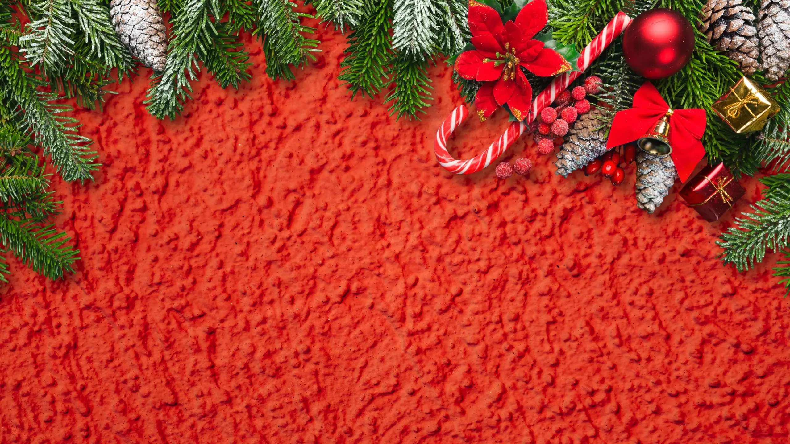 Façade rouge avec décorations de Noël en branches de sapin